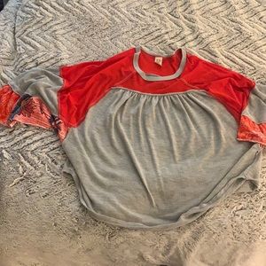 Flowy shirt with printed loose sleeves